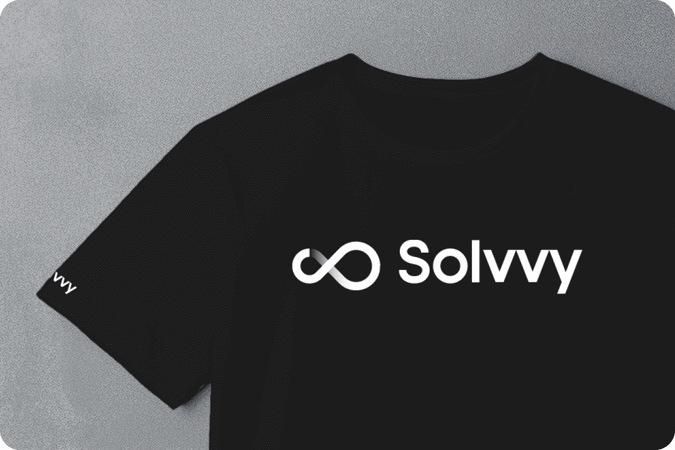 Solvvyのロゴが入ったTシャツ写真です